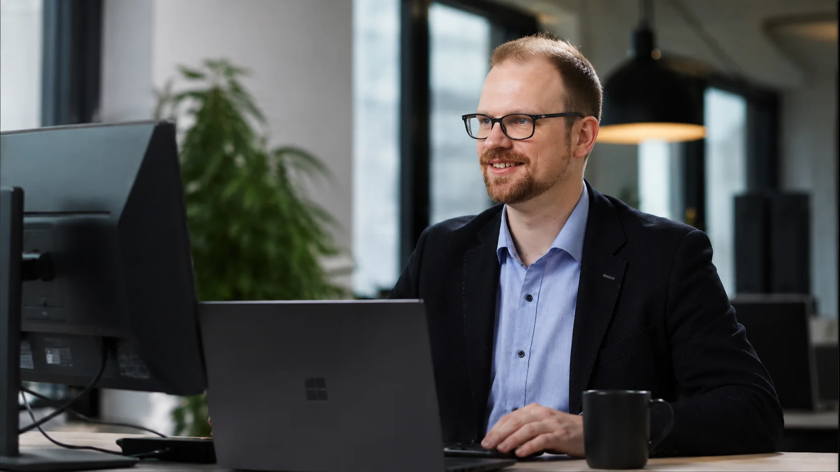 Jeppe fra Data Foundry arbejder ved sin computer